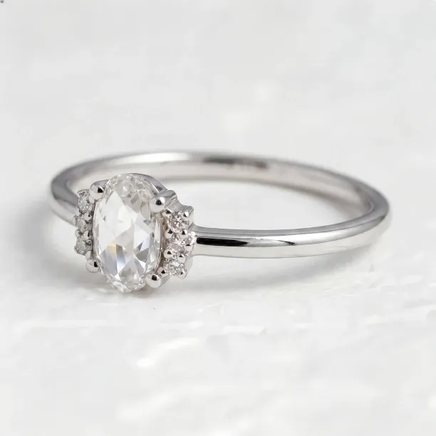 Šikmý pohled na vintage zlatý prsten LIRA s oválným lab grown diamantem