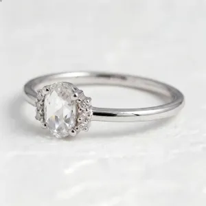 Šikmý pohled na vintage zlatý prsten LIRA s oválným lab grown diamantem