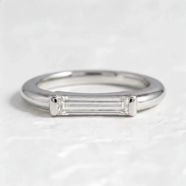 Detail prstenu LIA v art deco stylu z bílého zlata s baguette moissanitem