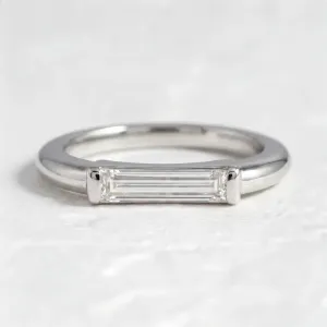 Detail prstenu LIA v art deco stylu z bílého zlata s baguette moissanitem
