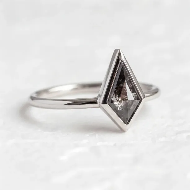 Solid gold ring with salt and pepper diamond STEW Image