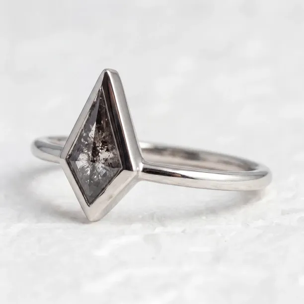 Solid gold ring with salt and pepper diamond STEW Image