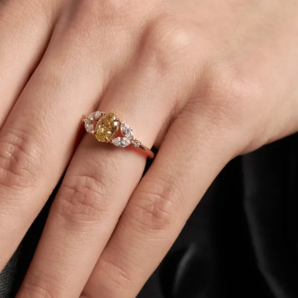 Zásnubní prsten CASSANDRA s laboratorními diamanty na ruce