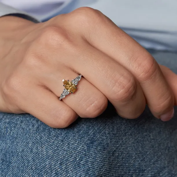 Zásnubní prsten ANGIE s lab grown diamanty na ruce