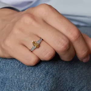 Zásnubní prsten ANGIE s lab grown diamanty na ruce