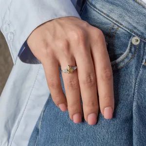 Detail zásnubního prstenu ANGIE s lab grown diamanty na ruce