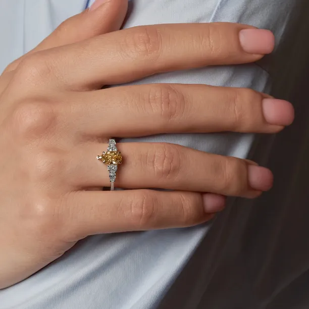 Zásnubní prsten ANGIE s lab grown diamanty na ruce