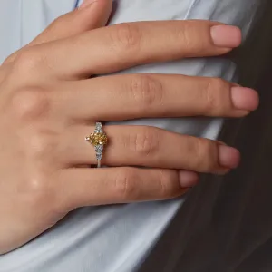 Zásnubní prsten ANGIE s lab grown diamanty na ruce