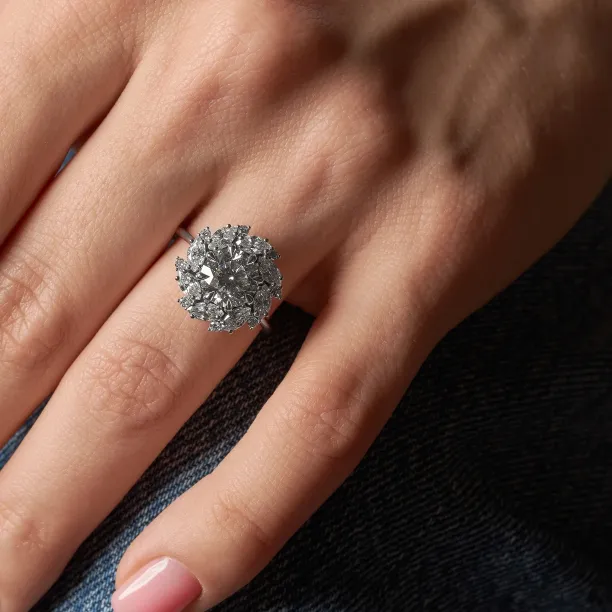 Zlatý prsten JENNY s lab grown diamanty na ruce, detailní pohled