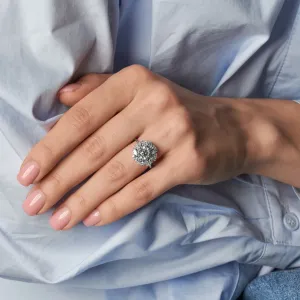 Zlatý prsten JENNY s lab grown diamanty na ruce, celkový pohled