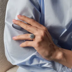 Zlatý prsten JENNY s lab grown diamanty na ruce, pohled shora