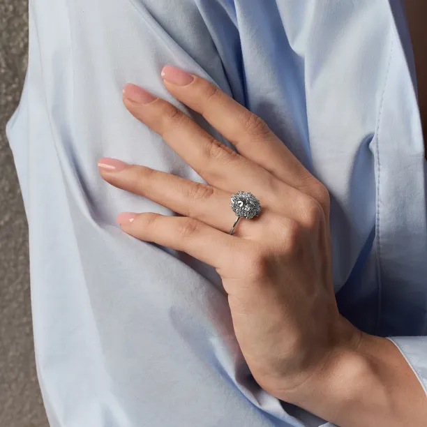 Zlatý prsten JENNY s lab grown diamanty na ruce, šikmý pohled