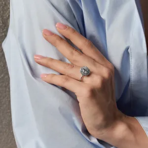 Zlatý prsten JENNY s lab grown diamanty na ruce, šikmý pohled