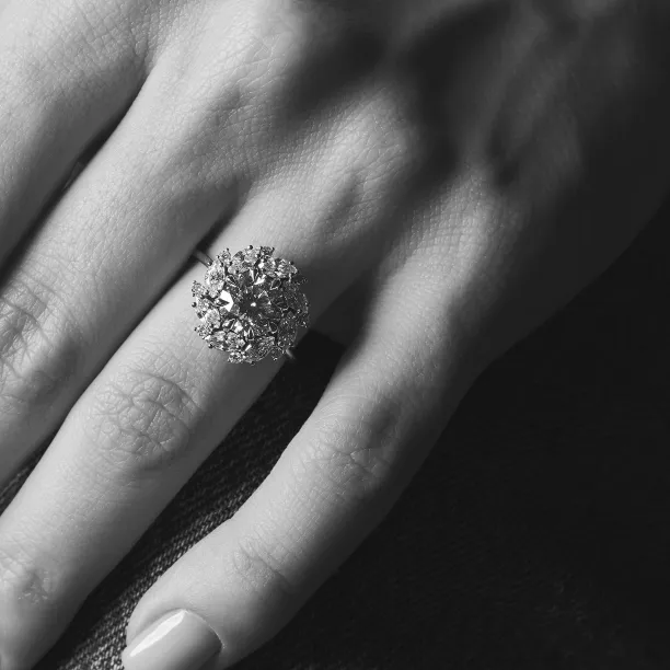 Zlatý prsten JENNY s lab grown diamanty na ruce