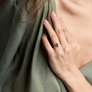 Prsten JOHANA s mechovým achátem a diamanty nošený na ruce