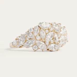 Close-up of the moissanite cluster on the gold VALENTINA ring