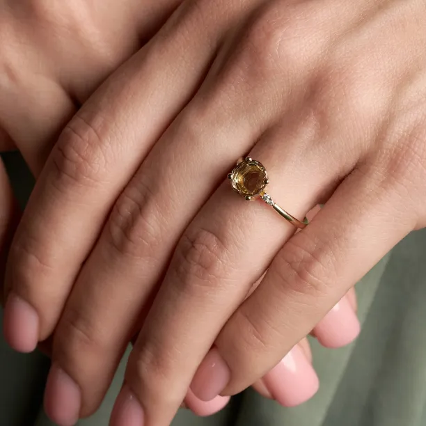 Close-up of the AUCKLAND ring worn on the hand, showing its rose-cut center