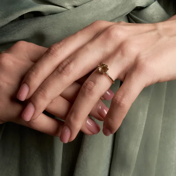 AUCKLAND gold ring with a rose-cut lab-grown diamond and natural diamonds worn on the hand
