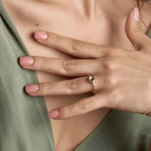 AUCKLAND gold ring with a rose-cut lab-grown diamond and side natural diamonds worn on a finger