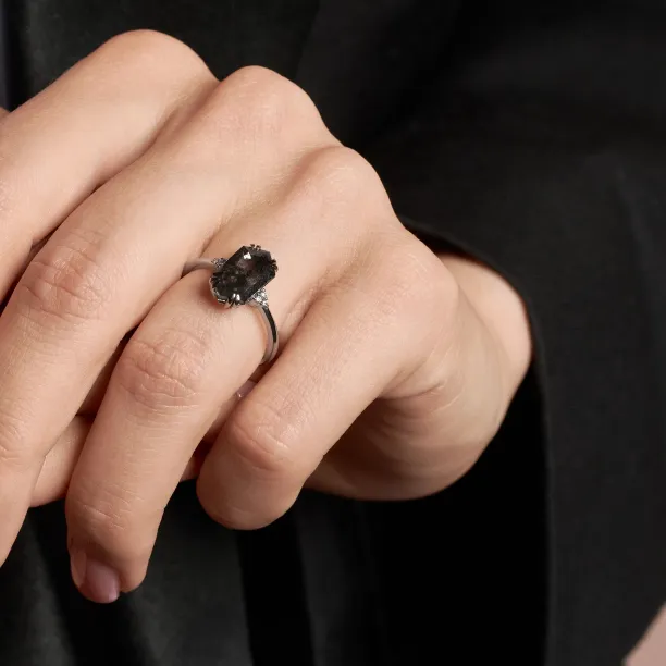 Close-up of the PAULI lab-grown salt and pepper diamond ring worn on the hand