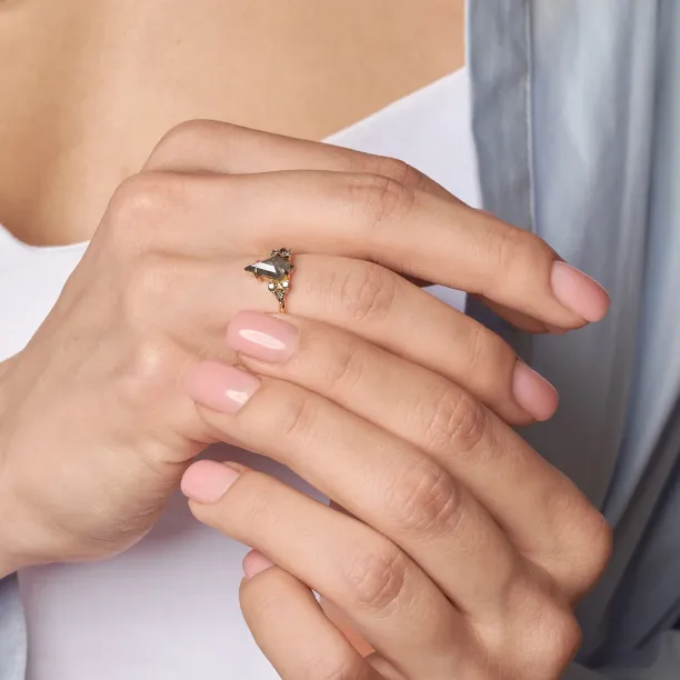 Detailní záběr na prsten MANSUETO s diamanty salt'n'pepper na ruce