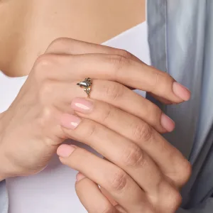 Detailní záběr na prsten MANSUETO s diamanty salt'n'pepper na ruce