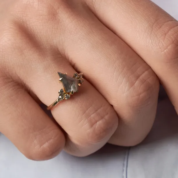 Detailní záběr na prsten MANSUETO s kite diamantem na prstu