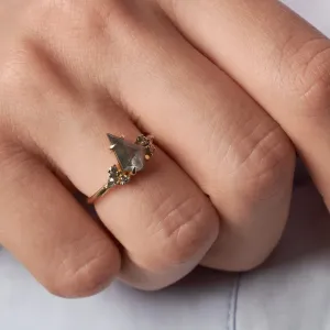 Detailní záběr na prsten MANSUETO s kite diamantem na prstu