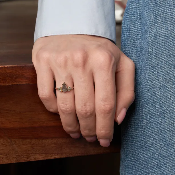 Netradiční prsten MANSUETO se salt'n'pepper diamanty na ruce