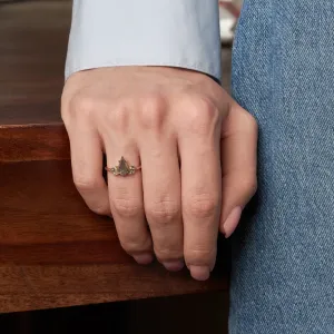 Netradiční prsten MANSUETO se salt'n'pepper diamanty na ruce