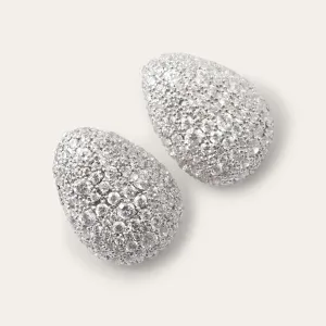 Angled view of the AMALIA gold earrings with lab-grown diamonds
