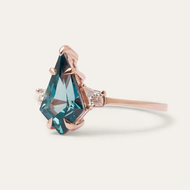 Angled view of the KATE ring with a lab-grown sapphire and moissanites