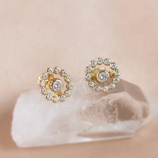 Detailní pohled na pár náušnic FLORES s lab grown diamanty v peckách