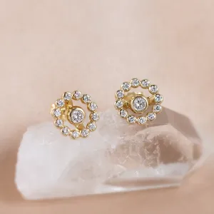 Detailní pohled na pár náušnic FLORES s lab grown diamanty v peckách