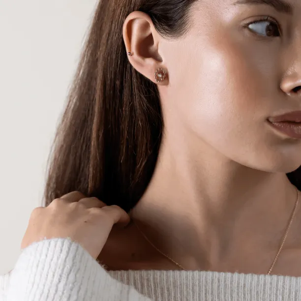 Modulární náušnice BLANKS s lab-grown diamantem nošená v uchu