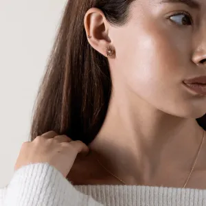 Modulární náušnice BLANKS s lab-grown diamantem nošená v uchu