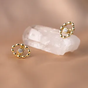 Modulární zlaté náušnice markýz s lab grown diamanty v šikmém pohledu