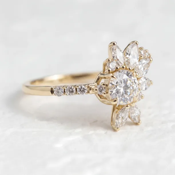 Detail prstenu MARISOL s laboratorními diamanty různých tvarů