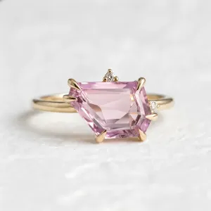 Gold ring with asymmetric sapphire SIGNIFICA