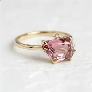 Gold ring with asymmetric sapphire SIGNIFICA