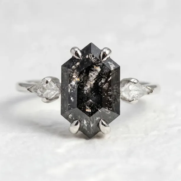 Zásnubní prsten CARLO z bílého zlata s hexagon salt´n´pepper diamantem