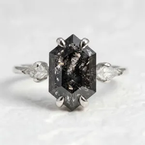 Zásnubní prsten CARLO z bílého zlata s hexagon salt´n´pepper diamantem