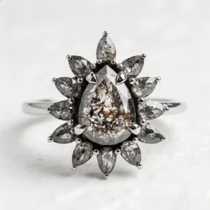 Prsten GIRASOLO ve tvaru květiny se salt'n'pepper diamanty v bílém zlatě