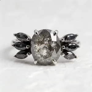 Prsten GIUSTINA s velkým salt'n'pepper diamantem a menšími šedými diamanty