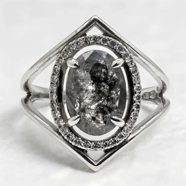 Zlatý prsten MARGHERITA s oválným salt and pepper diamantem a bočními diamanty