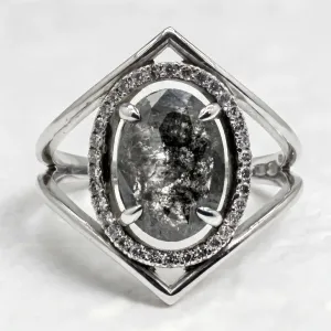 Zlatý prsten MARGHERITA s oválným salt and pepper diamantem a bočními diamanty