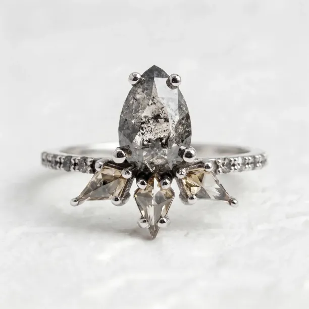 CROWNIA gold ring with salt’n’pepper and fancy diamonds, close-up view