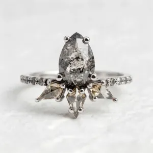 CROWNIA gold ring with salt’n’pepper and fancy diamonds, close-up view
