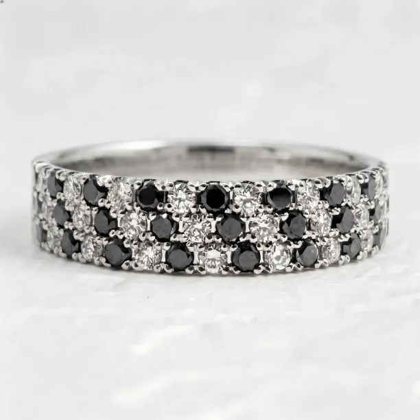 Snubní prsten AYLIN se třemi řadami černých a bílých diamantů