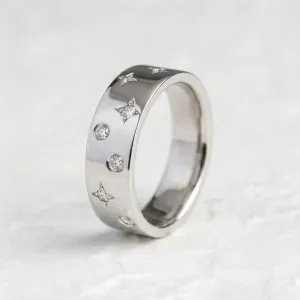 Šikmý pohled na zlatý snubní prsten AZRAELLA s diamanty a rytinami hvězd